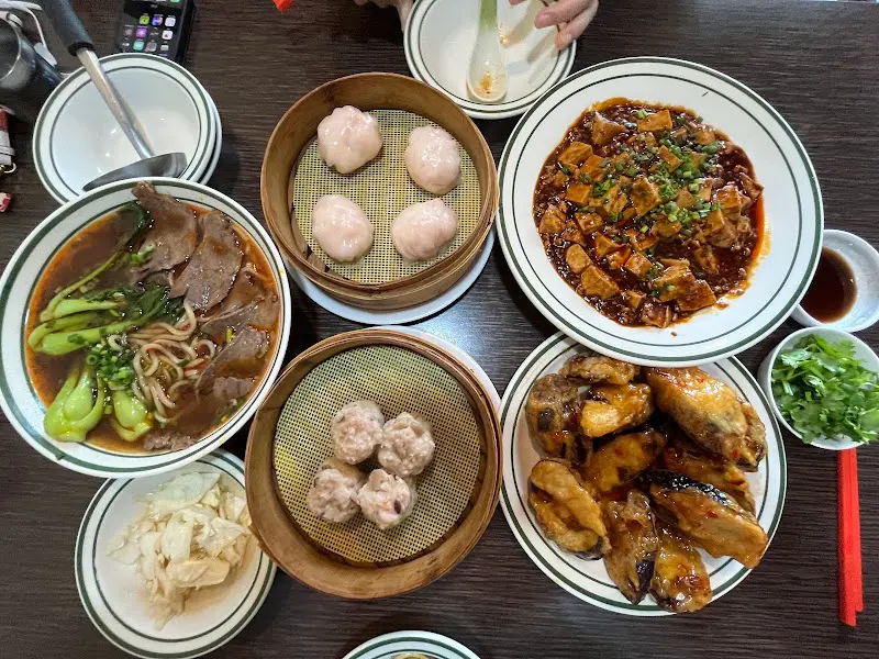 한 상 가득 차려진 잉가이의 메뉴들