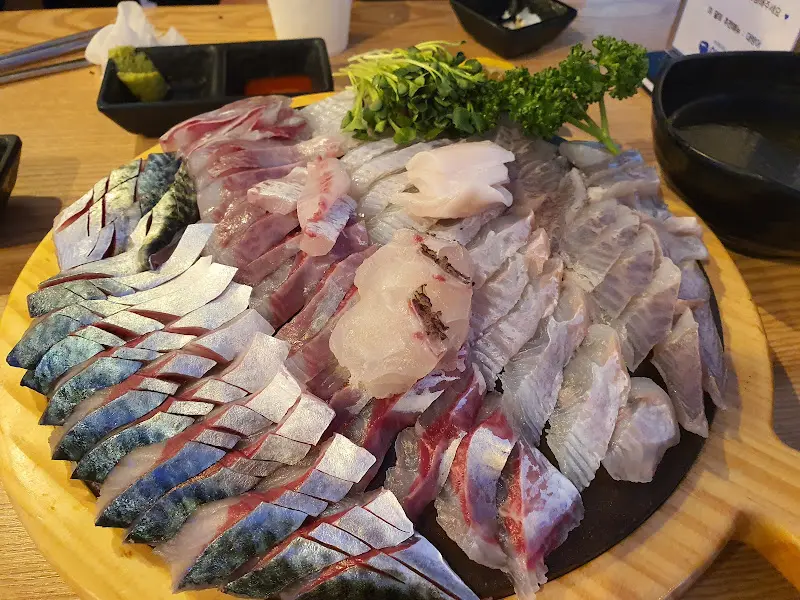 윤기가 흐르는 모듬회