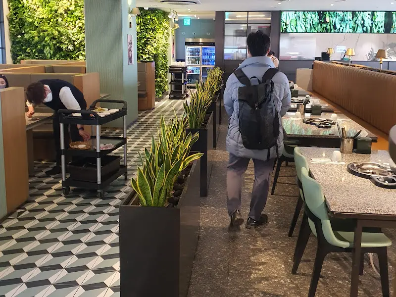 넓은 테이블 간 간격