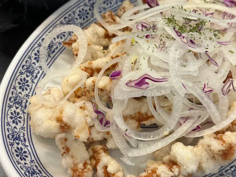 양파 슬라이스가 듬뿍 올려진 탕수육