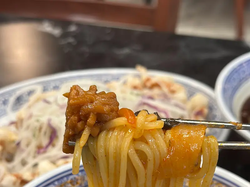 젓가락으로 면을 들어올린 모습