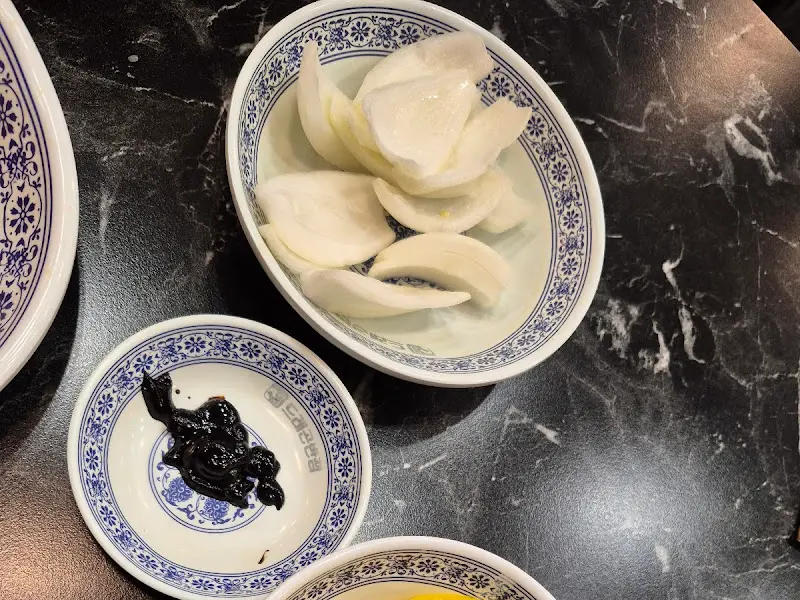 기본 반찬으로 제공되는 양파와 춘장