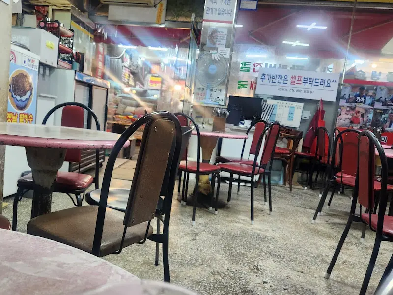 정겨운 노포 떡볶이집 내부