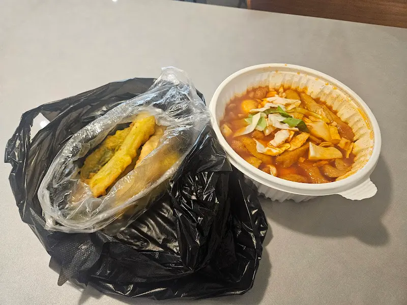 포장해온 떡볶이와 튀김