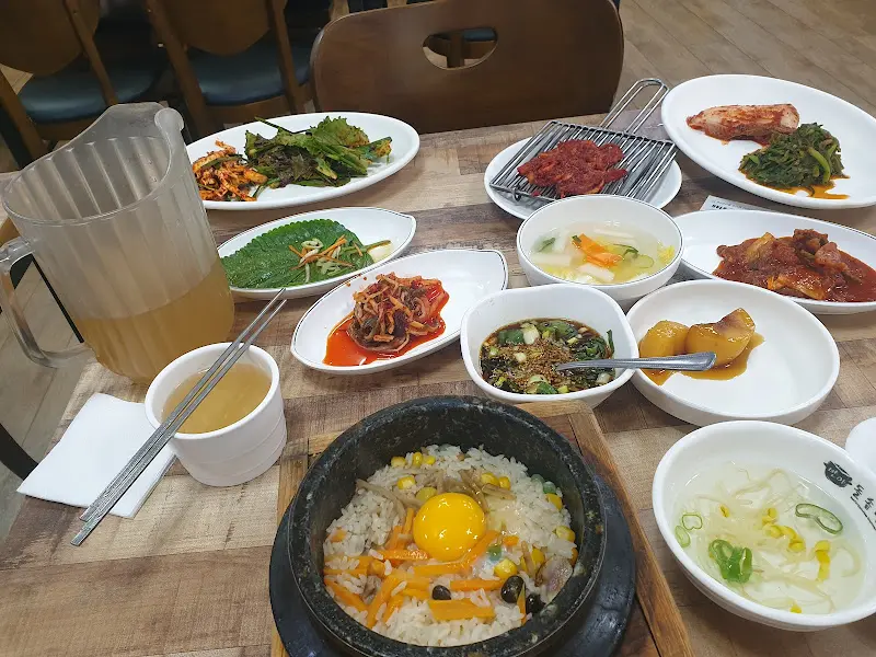 다채로운 밑반찬 구성