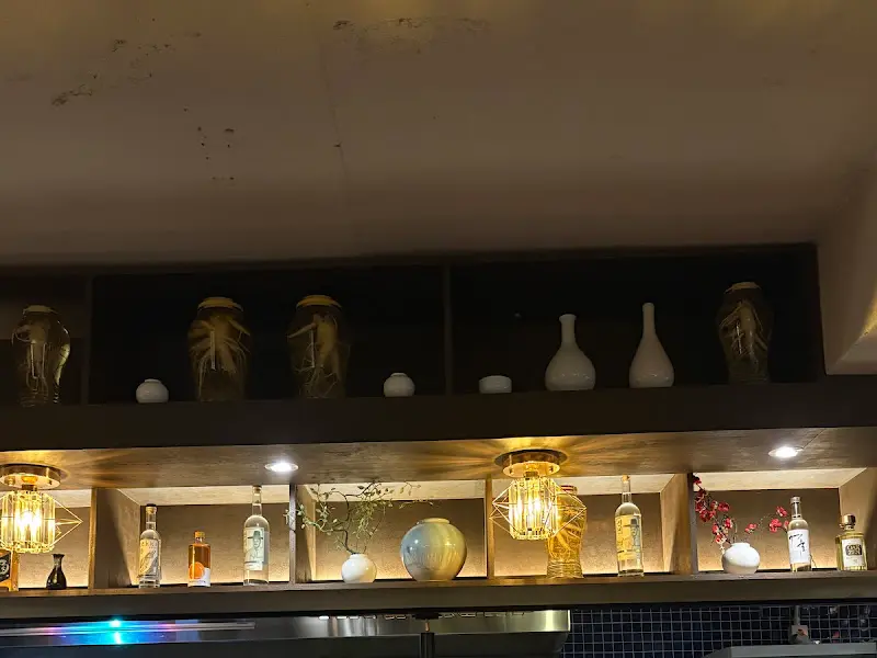 다양한 술병이 진열된 모습