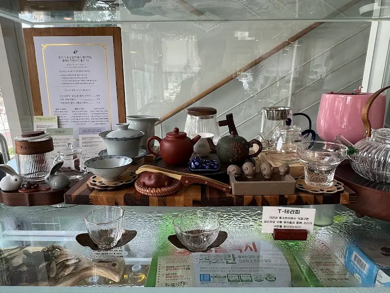 다양한 찻잔과 티팟