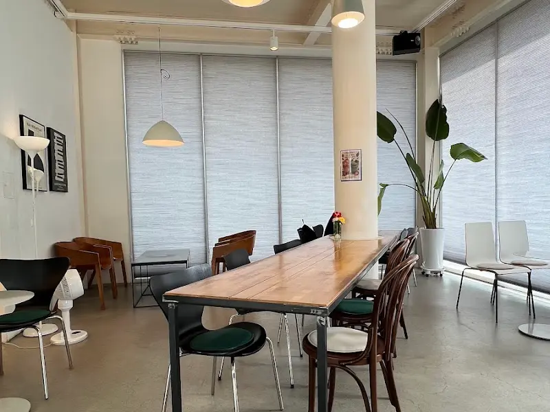 넓은 테이블 좌석