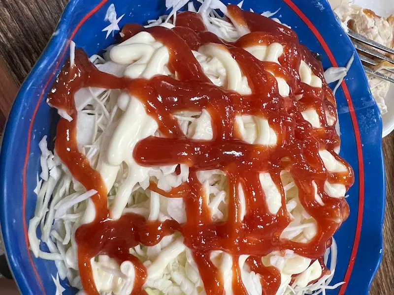 케첩과 마요네즈가 뿌려진 양배추 샐러드