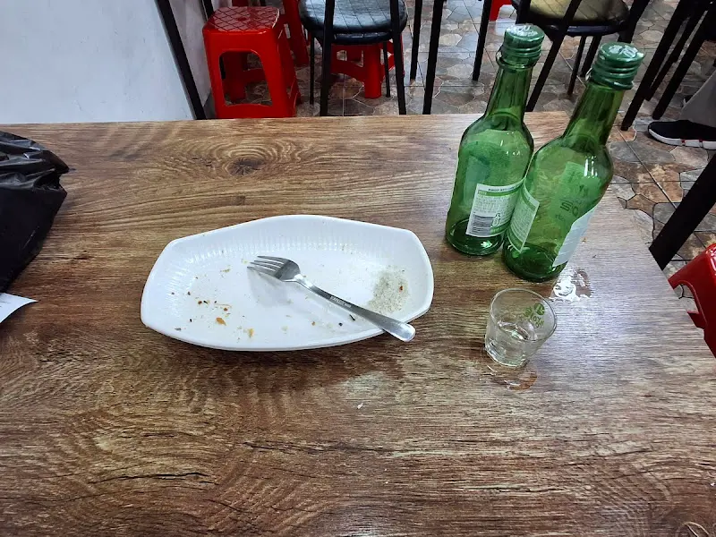 깨끗하게 비워진 접시와 술병