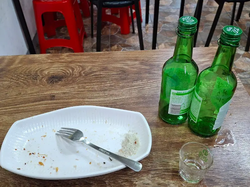 술병과 빈 접시