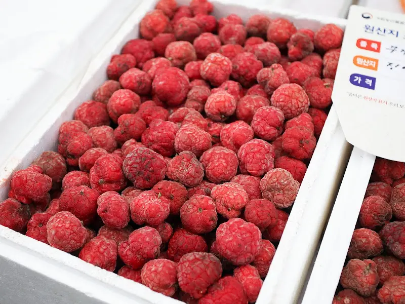 시장에서 판매하는 과일