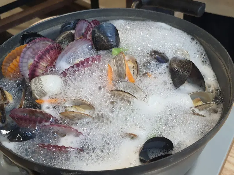 해산물이 가득한 해물 칼국수 전골