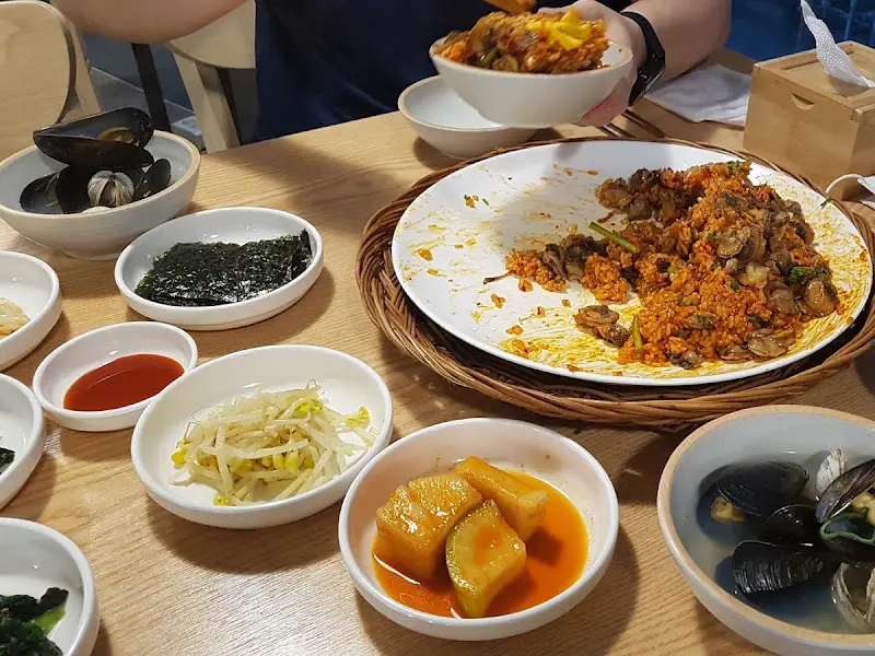 꼬막 비빔밥을 즐기는 모습