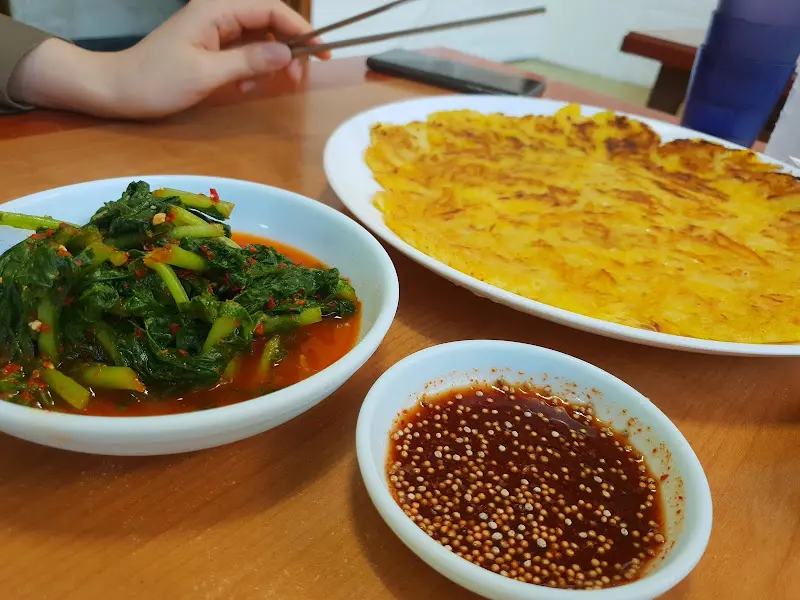 전나무식당 감자전과 김치