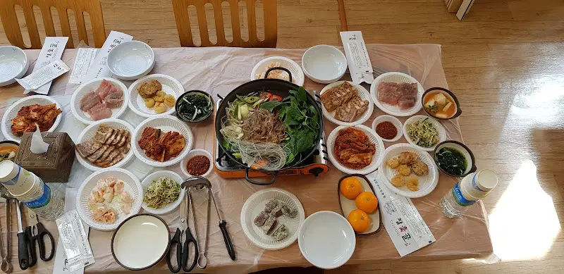 푸짐하게 차려진 거북촌 식당의 한 상 차림