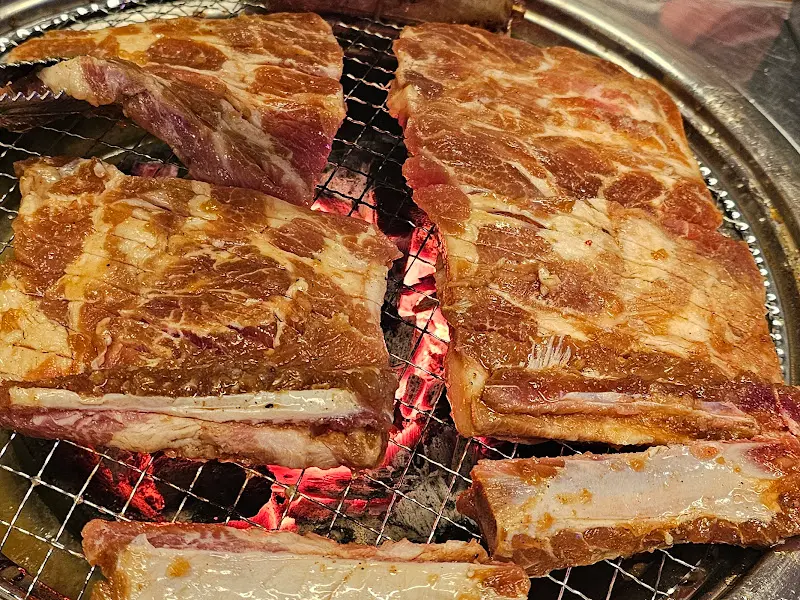 숯불 위에서 익어가는 한우황제갈비살