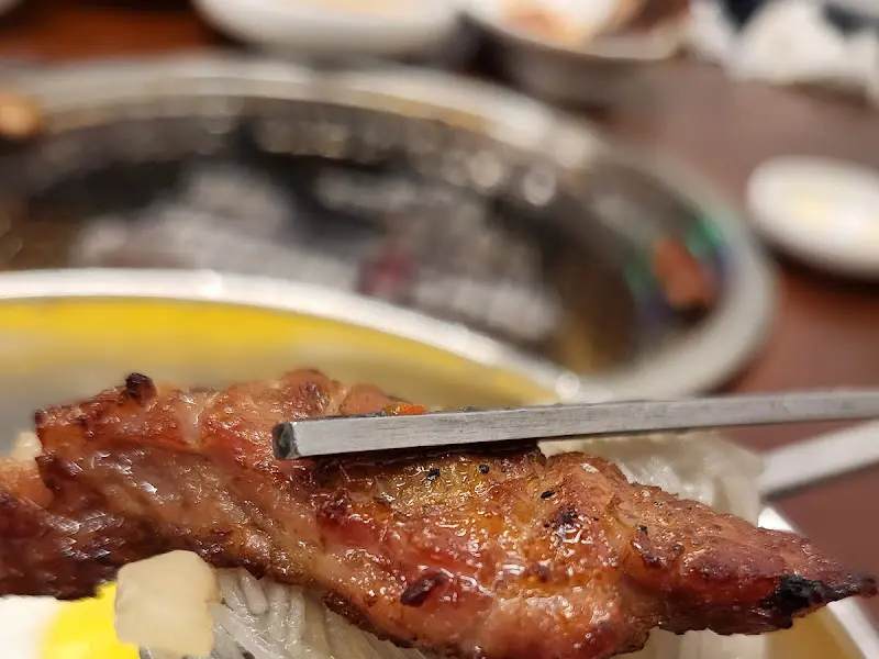 윤기가 흐르는 갈비 한 점