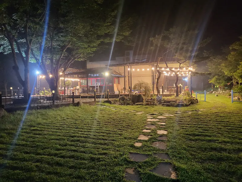 저녁 식사 후 정원 풍경