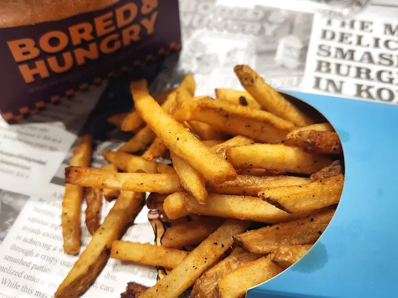 갓 튀겨져 나온 따끈한 감자튀김