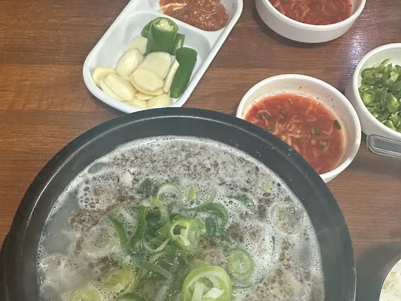 시골아주매순대 전체 상차림