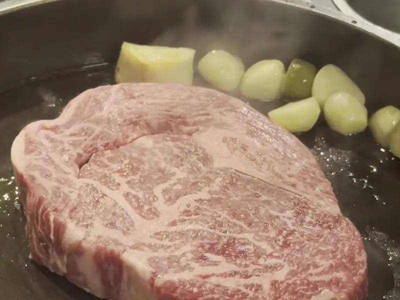 불판 위에 올려진 고기