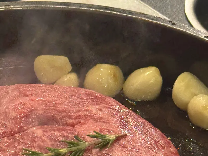 마늘과 함께 구워지는 한우