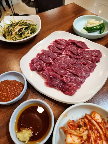 다양한 반찬과 돼지고기 한 상 차림