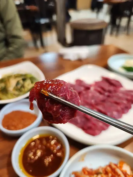 젓가락으로 집은 한우 생고기