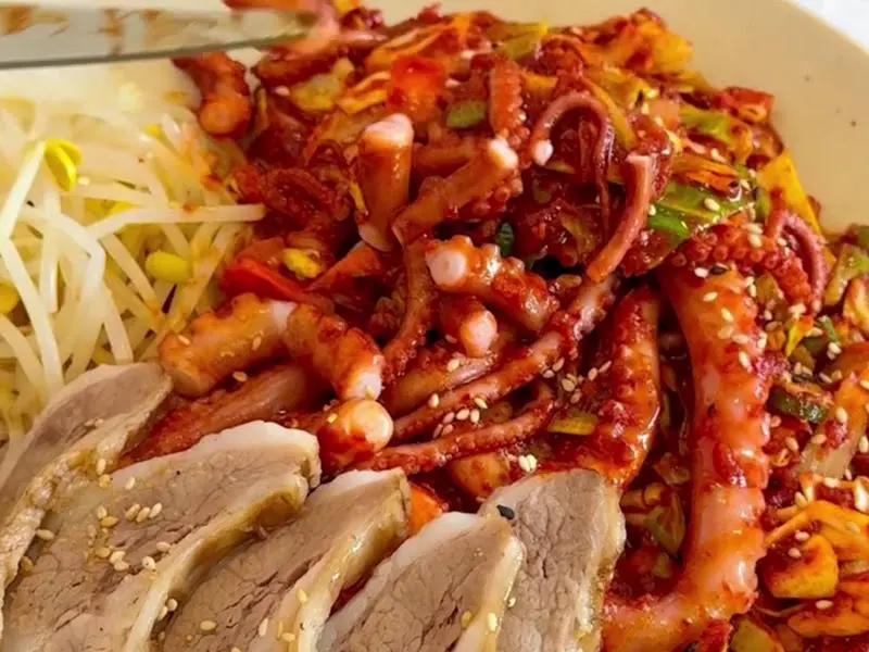 낙지볶음과 보쌈의 환상적인 조화