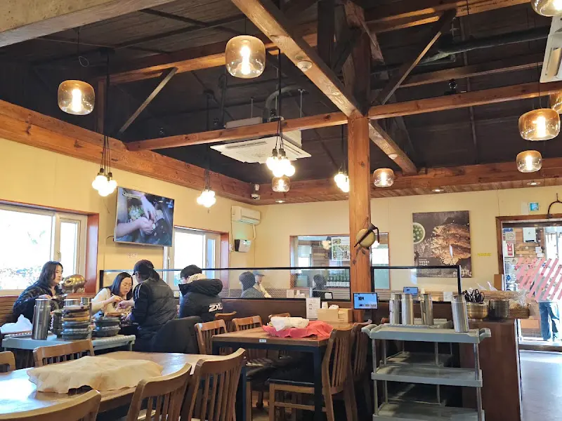 강민주의 들밥 식당 내부 모습