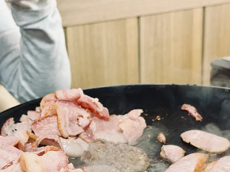 솥뚜껑 위에 구워지는 부대구이