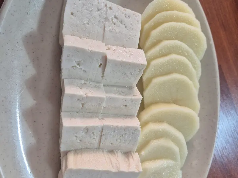 곁들여 먹는 두부와 감자