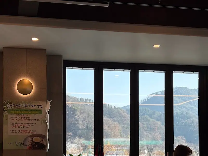 식당 내부에서 바라본 창밖 풍경