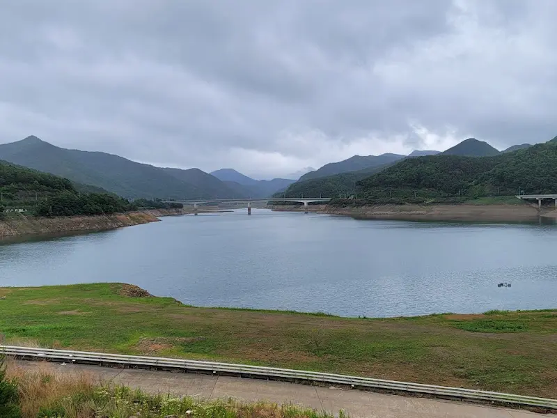 카페에서 바라본 군위댐 풍경