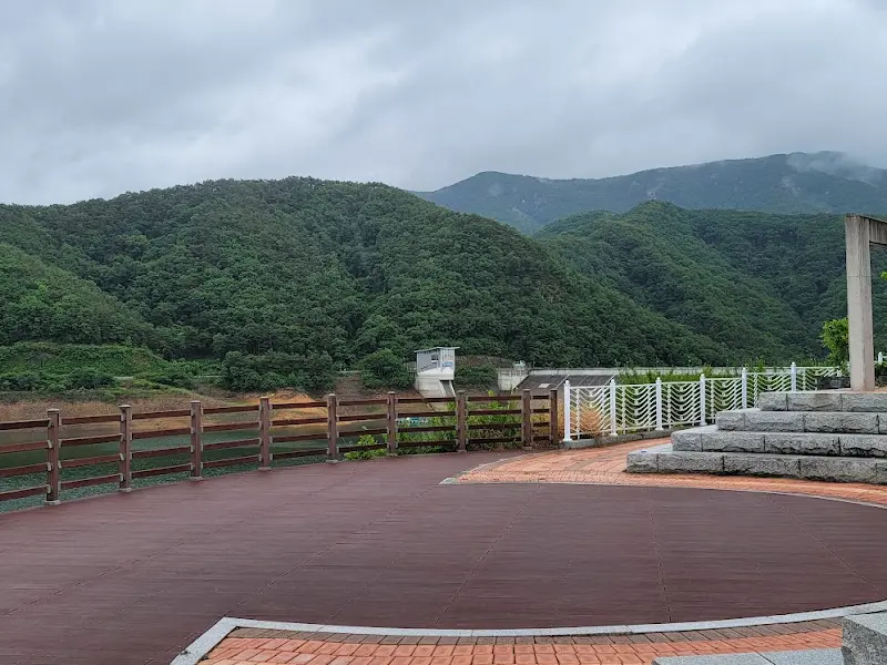 잘 조성된 산책로