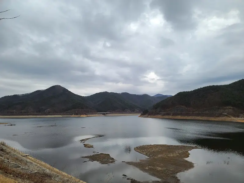 댐 너머로 펼쳐진 산자락