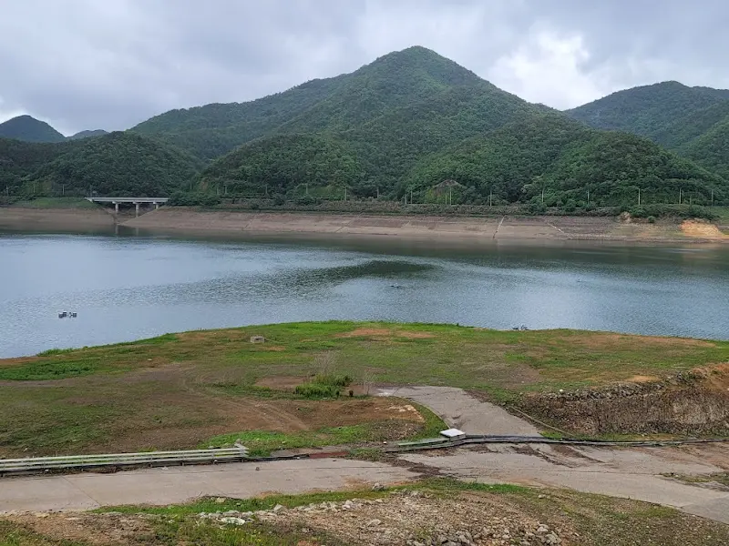 탁 트인 댐의 풍경