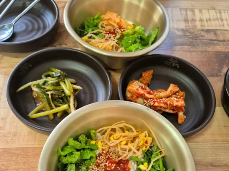 보리밥과 반찬 클로즈업