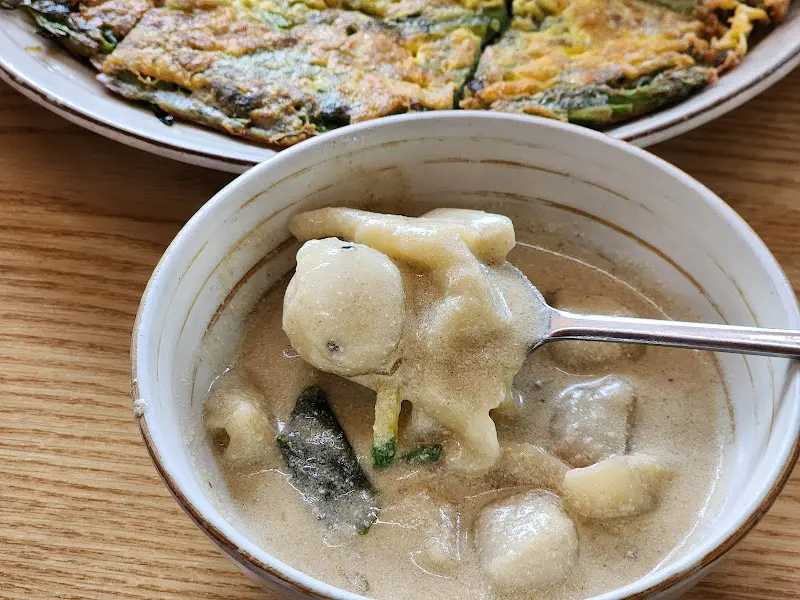 들깨 수제비와 미나리 해물전