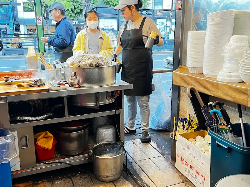 분주하게 음식을 준비하는 사장님