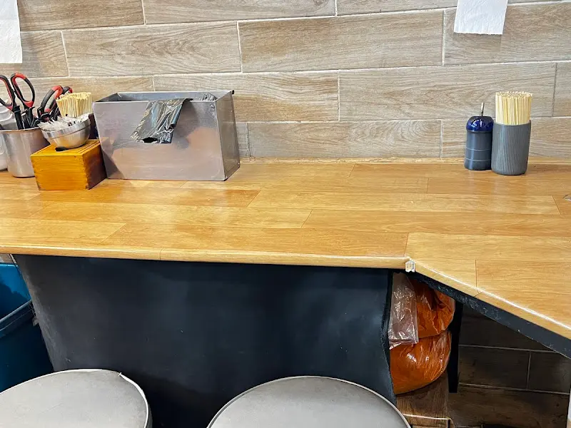 소박한 테이블과 의자가 놓인 공간