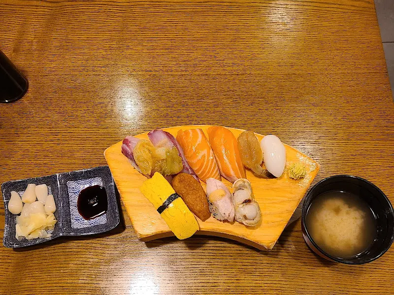 나무 테이블에 놓인 스시와 미소시루