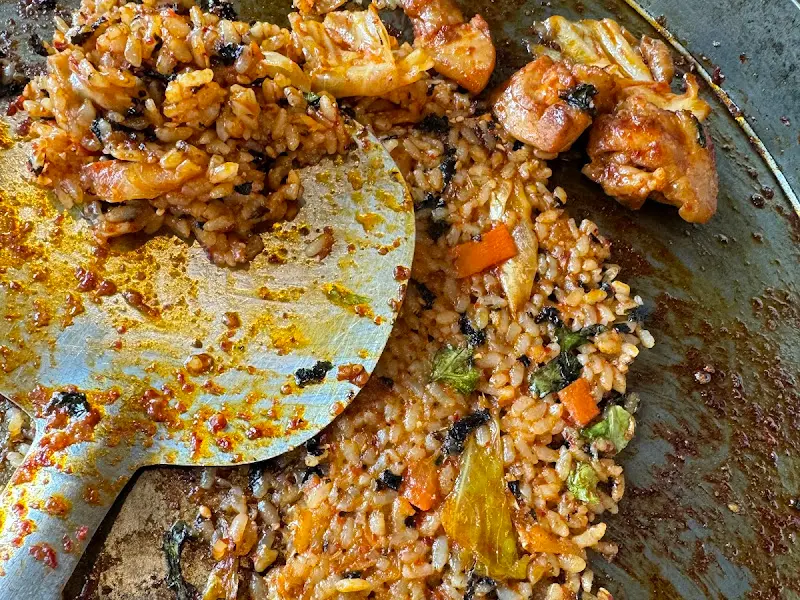 철판에 눌어붙은 볶음밥