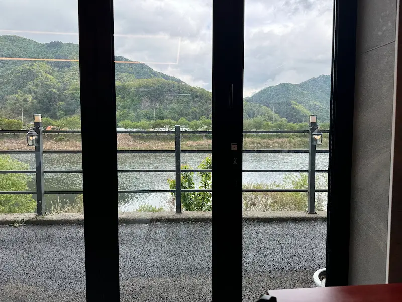 식당 창밖으로 보이는 풍경