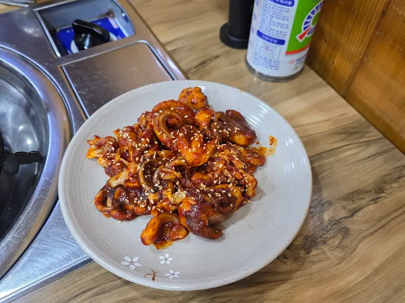 접시에 담긴 쭈꾸미 볶음