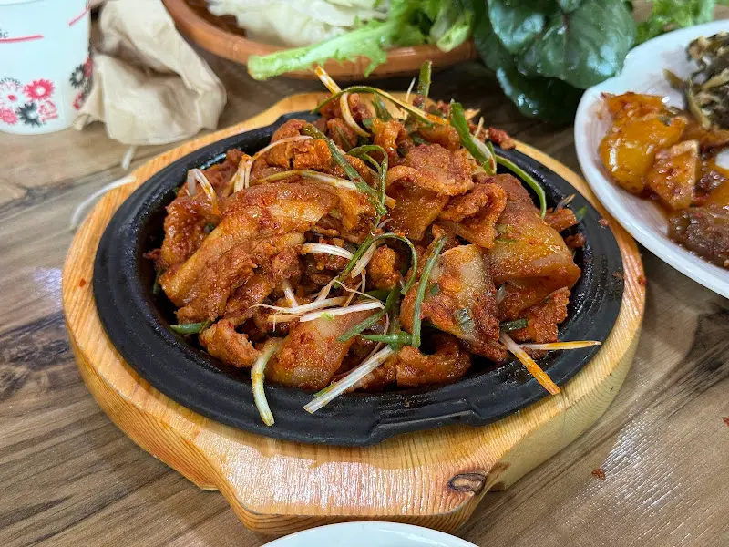 철판에 담긴 제육 볶음