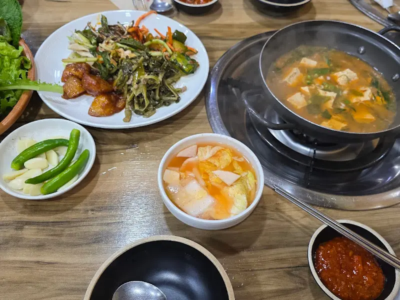 쌈 채소와 함께 싸 먹는 제육 볶음