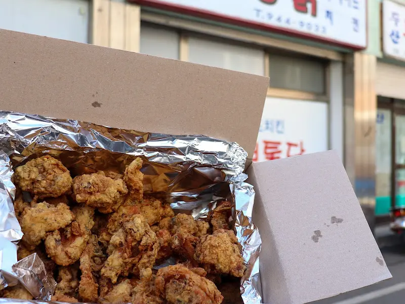 포장 박스에 담긴 뽀뽀통닭