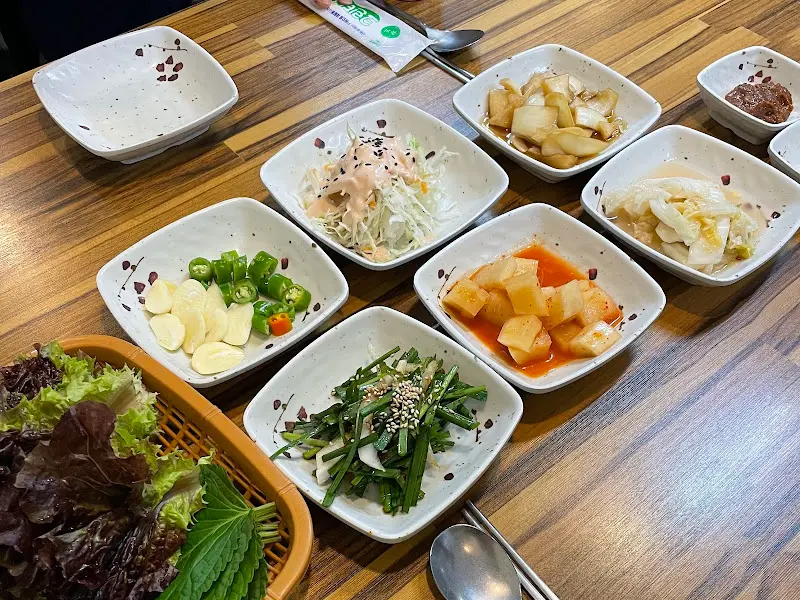 정갈하게 차려진 밑반찬들